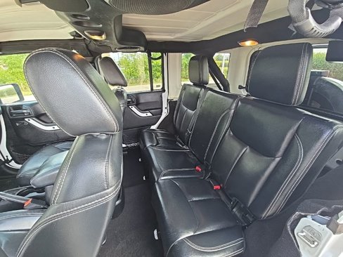 Used 2014 Jeep Wrangler Unlimited Sahara image 32