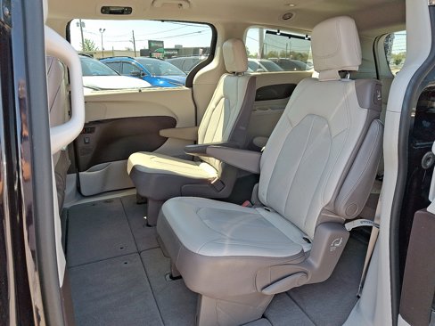 Used 2019 Chrysler Pacifica Touring-L Plus w/ Advanced Safetytec Group image 11
