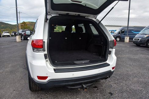 Used 2019 Jeep Grand Cherokee Laredo w/ 18" Wheel & 8.4" Radio Group image 18