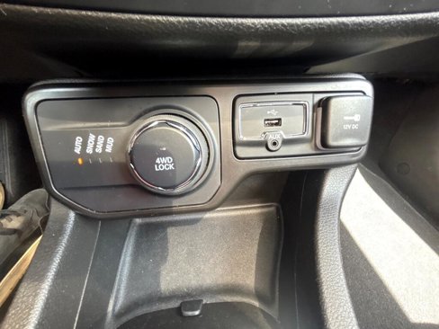 Used 2021 Jeep Renegade Latitude w/ Sun & Sound Group image 28