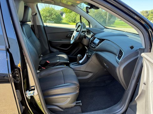 Used 2022 Chevrolet Trax LT w/ Midnight Edition image 6