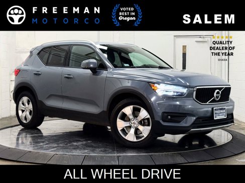 Used 2021 Volvo XC40 T5 Momentum image 1