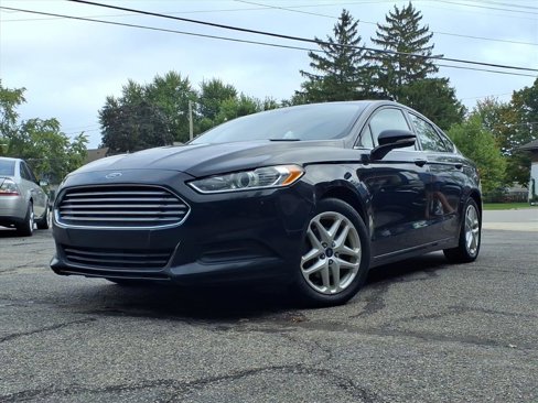Used 2015 Ford Fusion SE image 1