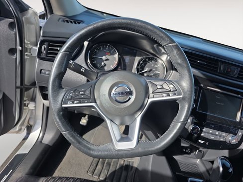 Used 2020 Nissan Rogue SV image 12