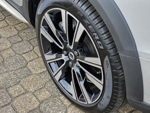 New 2025 Volvo V60 B5 Cross Country Ultra w/ Protection Package Premier image 9