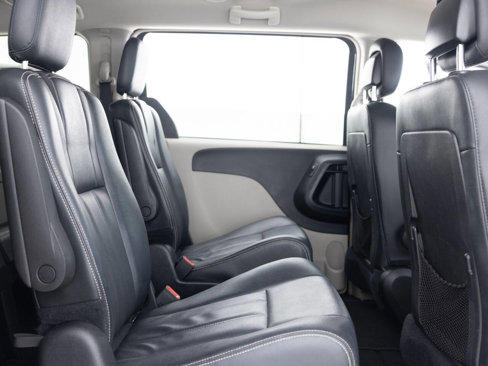 Used 2016 Chrysler Town & Country Touring image 29