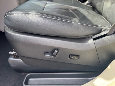 Used 2016 Chrysler Town & Country Touring image 13