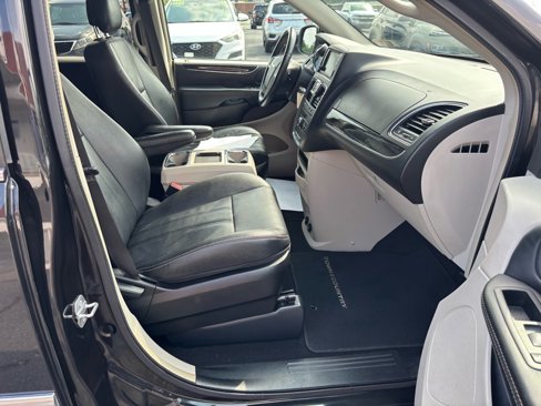 Used 2016 Chrysler Town & Country Touring image 18