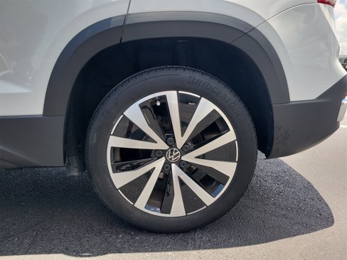 Used 2024 Volkswagen Taos SE w/ Panoramic Sunroof Package image 9