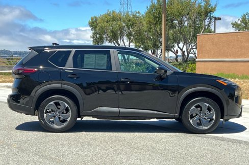 Used 2024 Nissan Rogue SV image 3