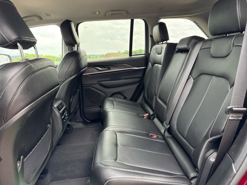 Used 2023 Jeep Grand Cherokee Limited w/ Black Appearance Package image 14