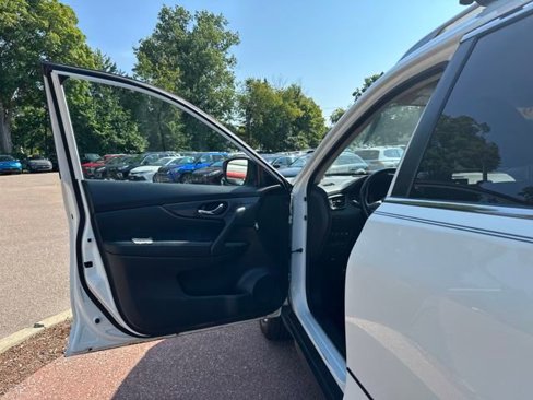Used 2019 Nissan Rogue SV image 11