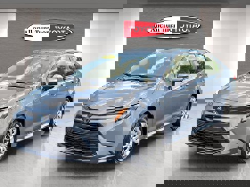 Used 2025 Toyota Corolla LE image 2
