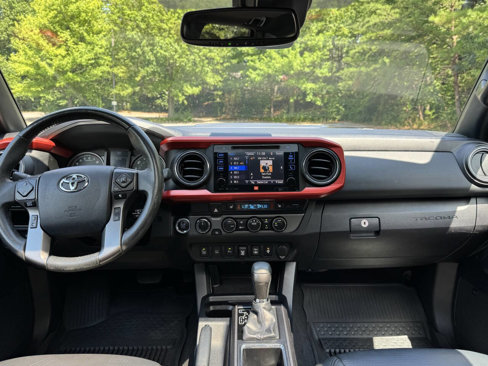 Used 2019 Toyota Tacoma TRD Sport image 9