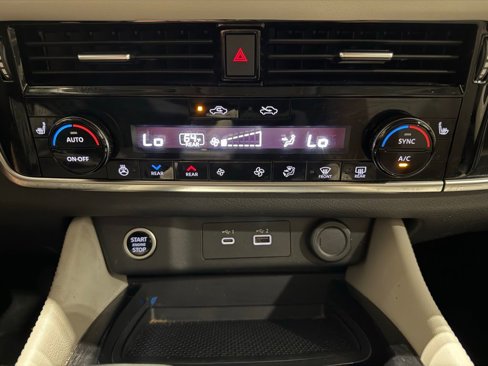 Used 2023 Nissan Rogue SL image 25