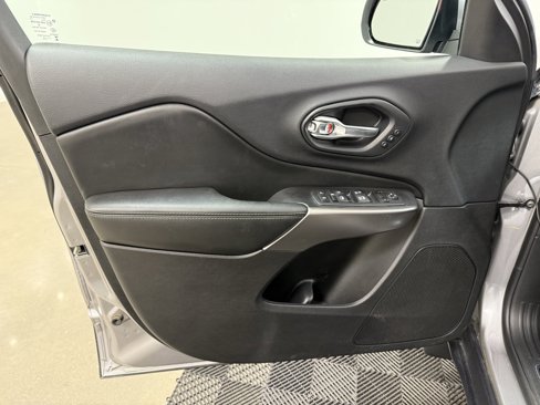 Used 2020 Jeep Cherokee Limited image 10