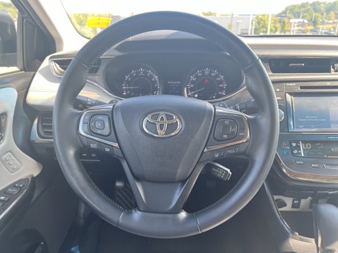 Used 2018 Toyota Avalon Limited image 18