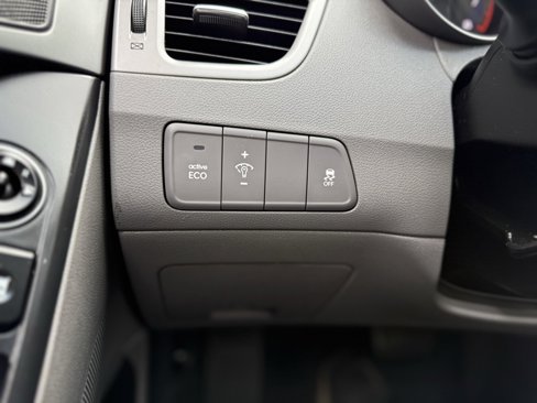 Used 2014 Hyundai Elantra SE image 12