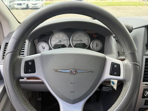 Used 2010 Chrysler Town & Country Touring image 13