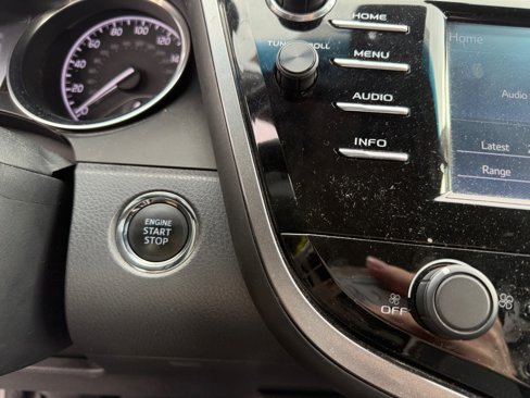 Used 2018 Toyota Camry LE image 23