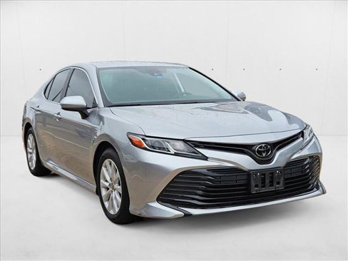 Used 2020 Toyota Camry LE image 3
