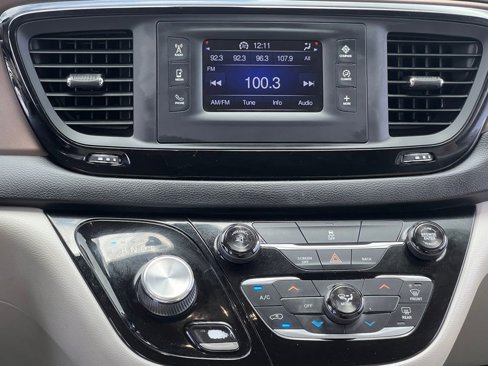 Used 2017 Chrysler Pacifica LX image 16