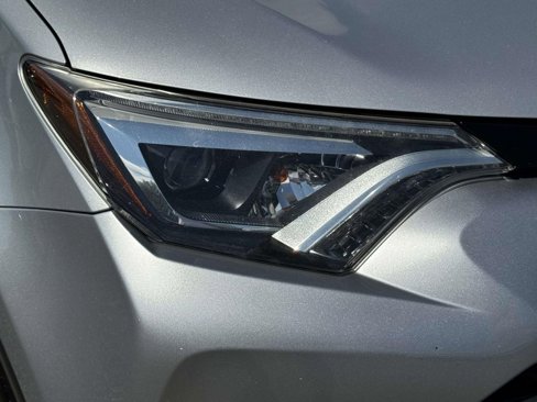 Used 2018 Toyota RAV4 SE image 8