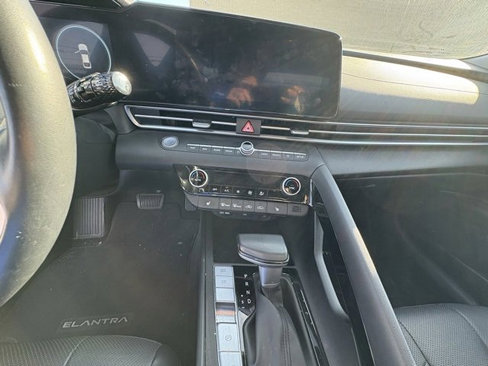 Certified 2023 Hyundai Elantra Limited w/ Preferred Accessory Package image 11