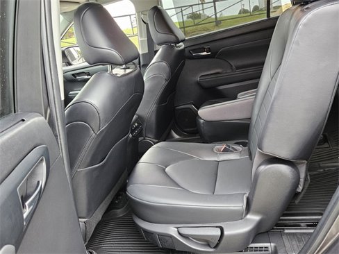 Used 2022 Toyota Highlander XLE image 7
