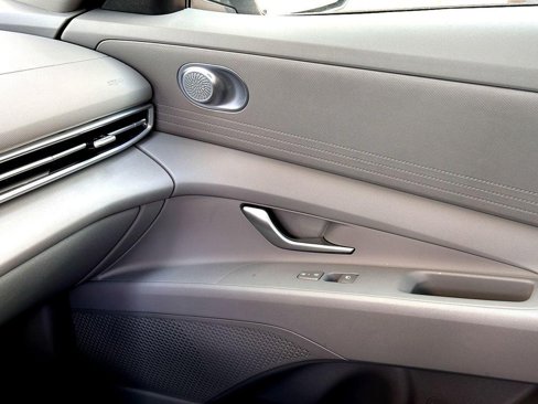 Used 2025 Hyundai Elantra SE w/ Cargo Package image 21