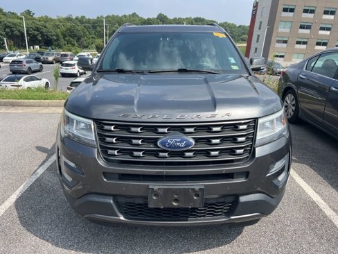 Used 2017 Ford Explorer XLT w/ Equipment Group 202A image 7