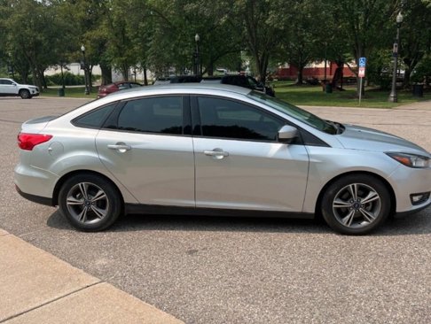 Used 2018 Ford Focus SE w/ SE Appearance Package image 3