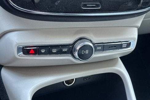 Certified 2022 Volvo XC40 T5 Momentum image 20