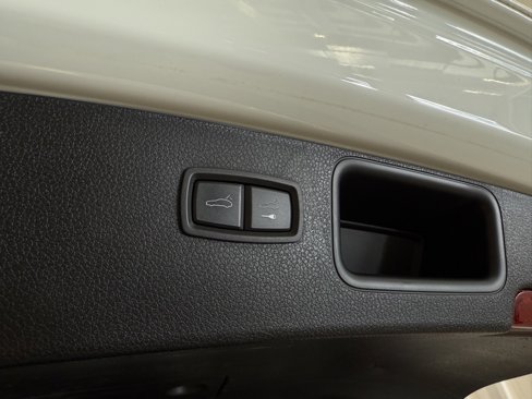 Certified 2018 Porsche Macan Sport Edition image 30