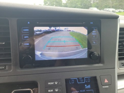 Used 2015 Toyota Sienna LE image 28