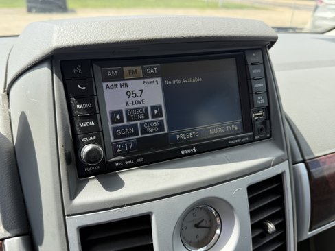 Used 2010 Chrysler Town & Country Touring image 18