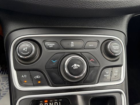 Used 2015 Chrysler 200 Limited image 34