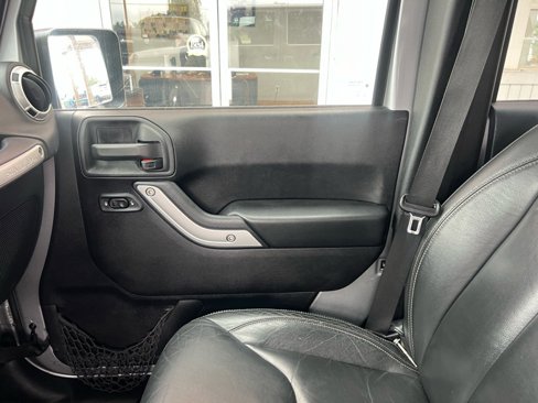Used 2016 Jeep Wrangler Unlimited Sahara w/ Connectivity Group image 7