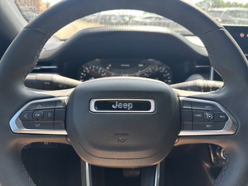 Used 2024 Jeep Compass Latitude image 10