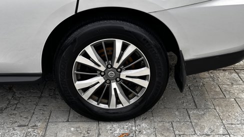 Used 2018 Nissan Pathfinder S image 16
