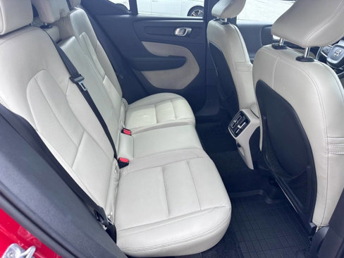 Used 2019 Volvo XC40 T4 Momentum image 19