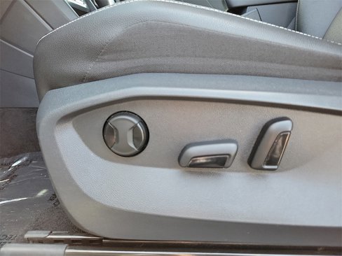 Used 2022 Volkswagen Tiguan SE image 17