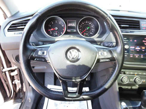 Used 2018 Volkswagen Tiguan SE w/ Panoramic Sunroof Package image 12