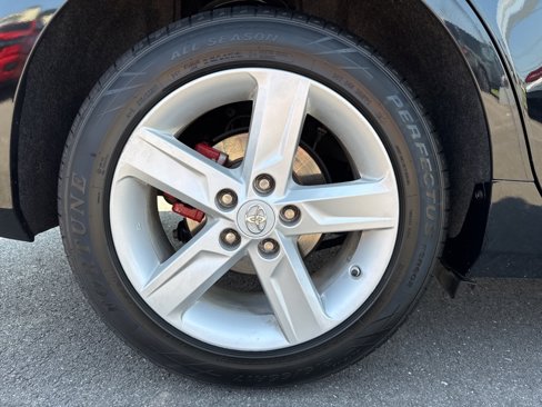 Used 2017 Toyota Camry SE image 12