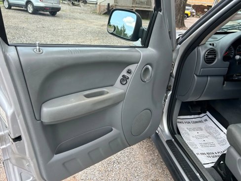 Used 2005 Jeep Liberty Sport image 11