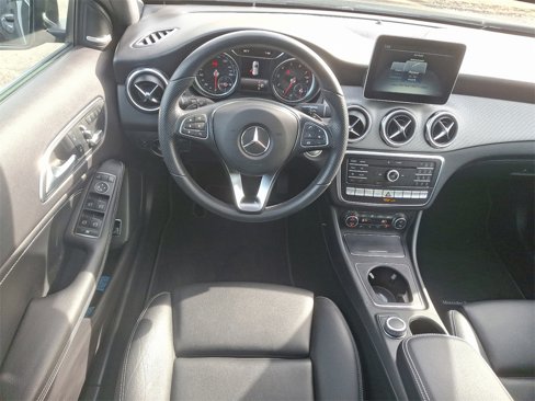 Used 2020 Mercedes-Benz GLA 250 4MATIC w/ Premium Package image 11