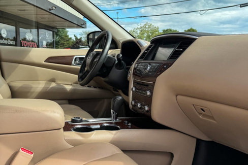 Used 2017 Nissan Pathfinder Platinum image 11