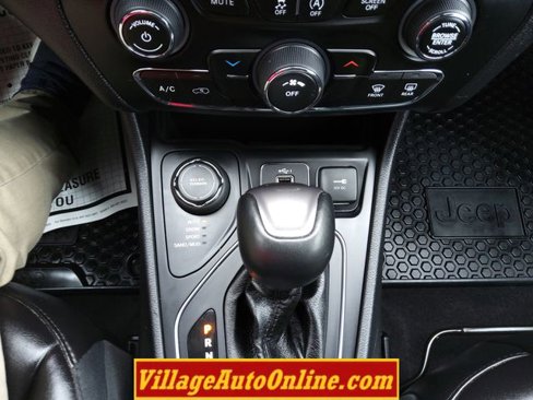 Used 2019 Jeep Cherokee Latitude Plus w/ Cold Weather Group image 41