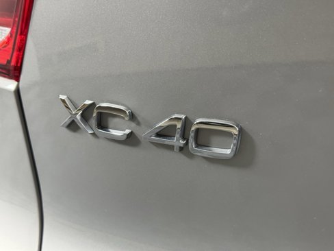 Certified 2025 Volvo XC40 B5 Core image 7