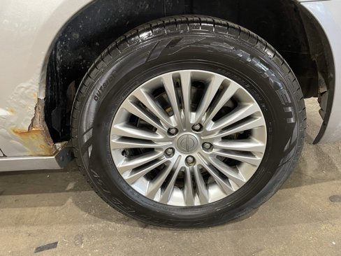 Used 2013 Chrysler Town & Country Touring-L w/ Driver Convenience Group image 9